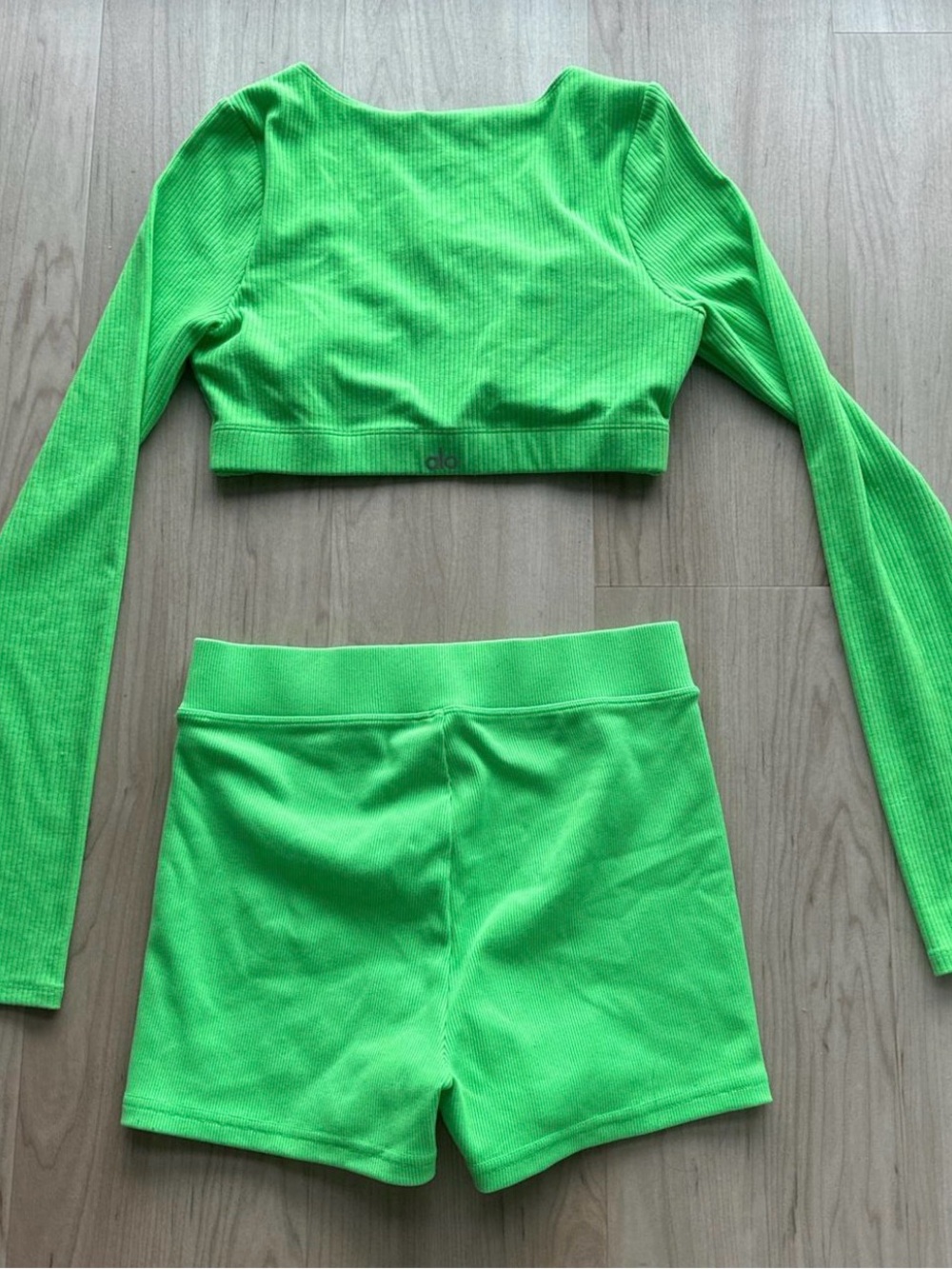 ALO Yoga Bright Neon Green Ribbed Crop Top - Picture 2 of 3
